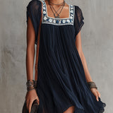 Apolline | Rövid Plisszált Ruha Mousseline-ból Tengerészkék Virágos Hímzéssel